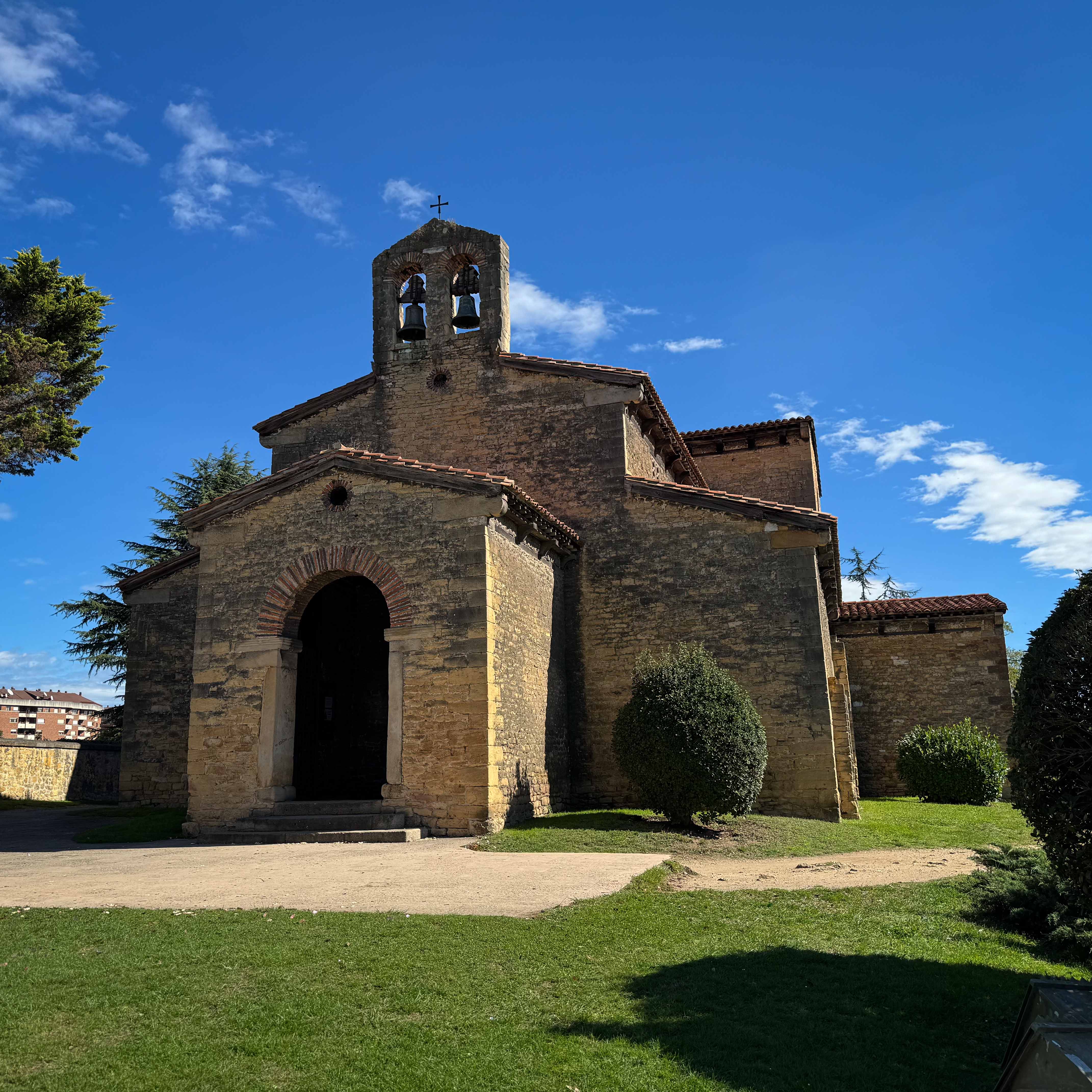 vista de la fachada principal de la iglesia de san julian  